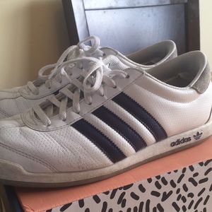 Adidas classic style sneakers 91/2